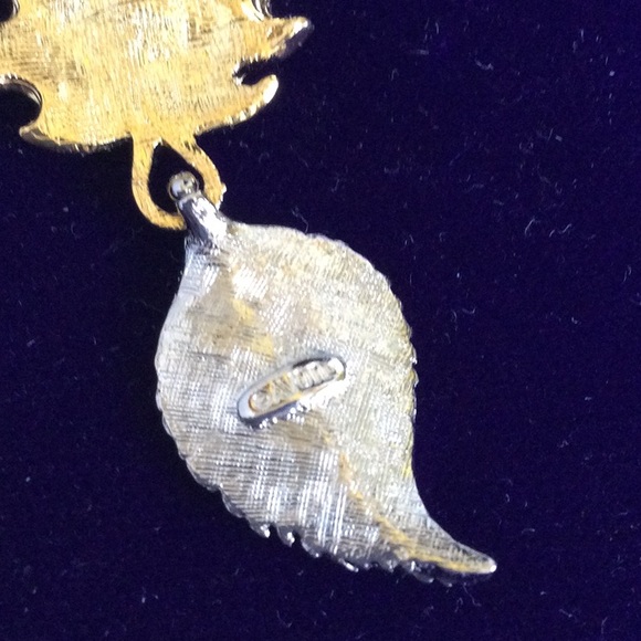 Vintage “AVON” Falling Leaf Earrings - Picture 3 of 4